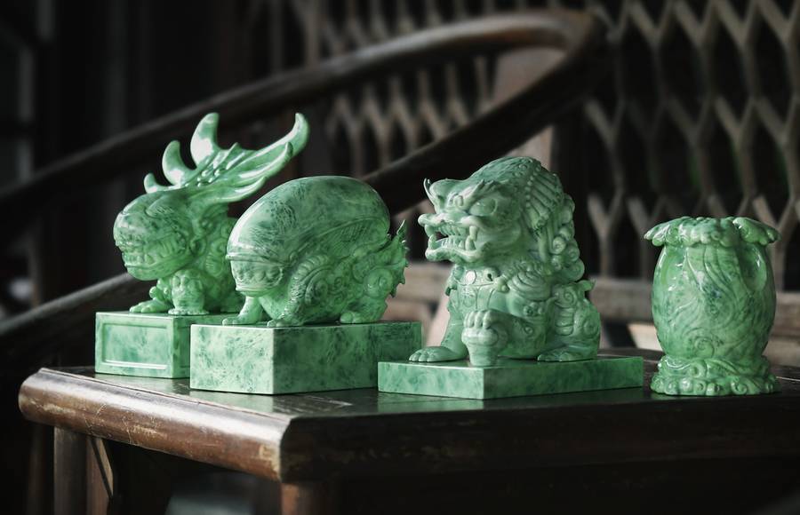 Cool &lsquo;Alien vs Predator&rsquo; Jade-Like Figurines