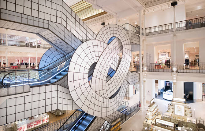 Visual Trickery into a Parisian Store