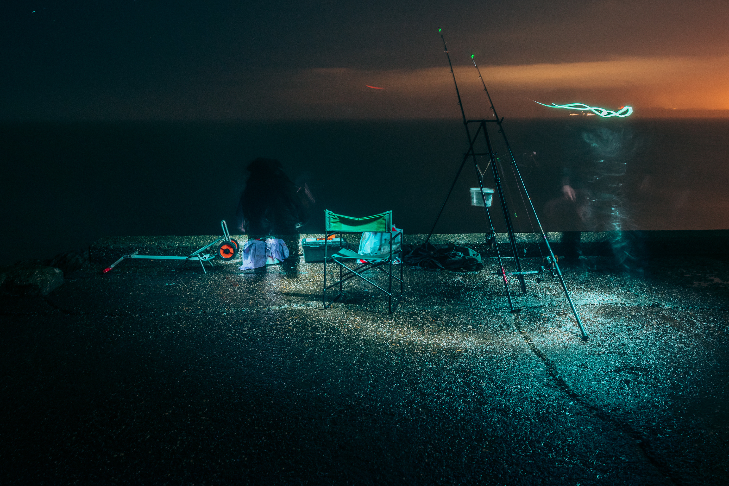 Ловить рыбу ночью. Ночная рыбалка. Рыбак ночью. Освещение для ночной рыбалки. Рыбалка вечером.
