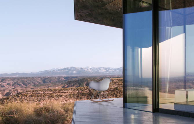 Beautiful Mirrored Pavillion in the Desert