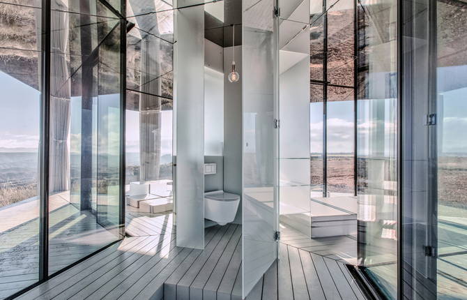 Beautiful Mirrored Pavillion in the Desert