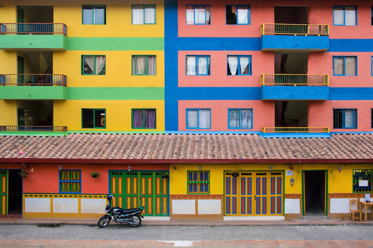 Colorful building in the beautiful town Gautap��, close to Medell�_n, Colombia