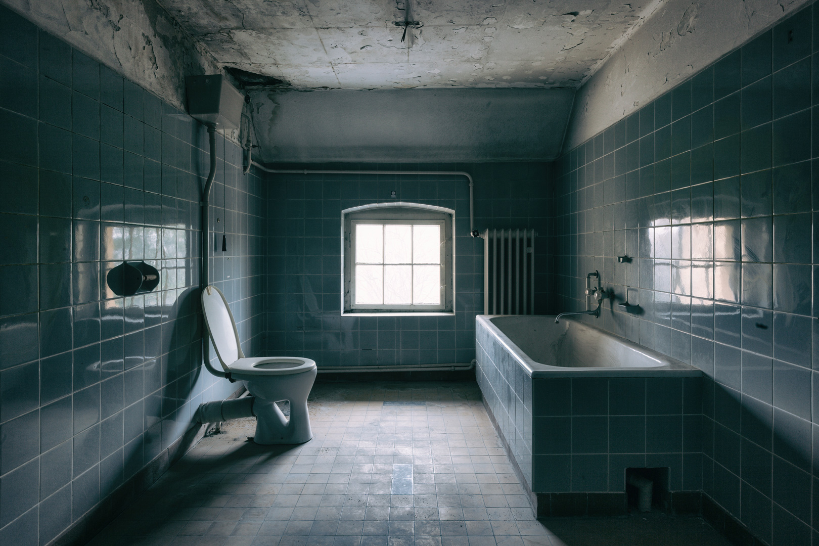 ralph-graef-decaying-bathrooms-photography-01