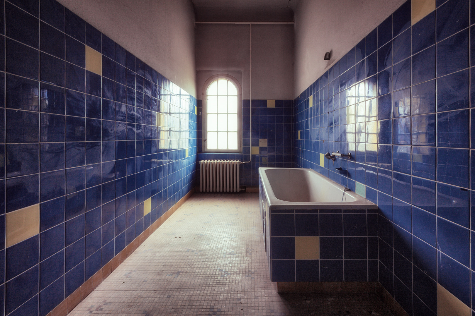 ralph-graef-decaying-bathrooms-photography-03