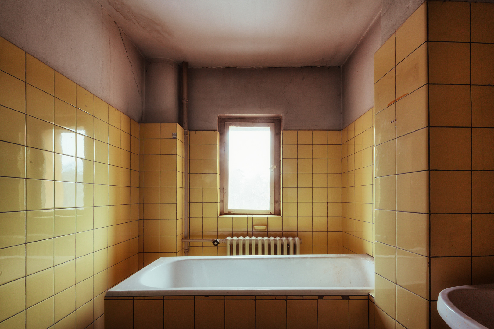 ralph-graef-decaying-bathrooms-photography-04