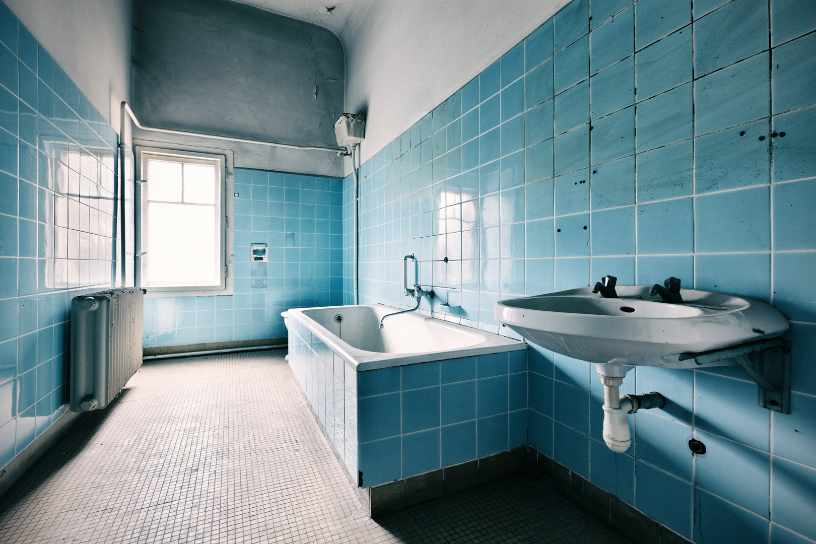 ralph-graef-decaying-bathrooms-photography-05