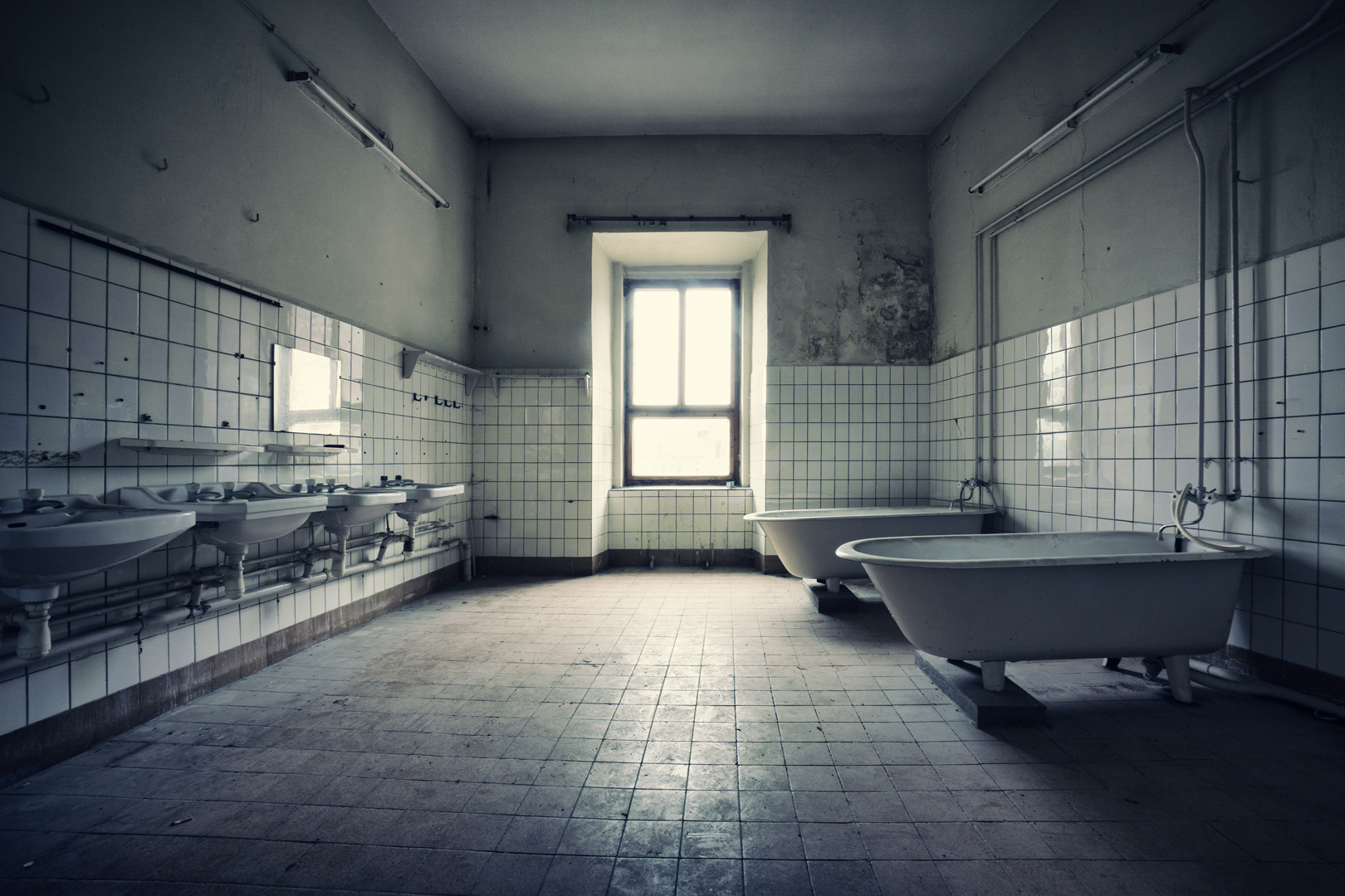 ralph-graef-decaying-bathrooms-photography-06