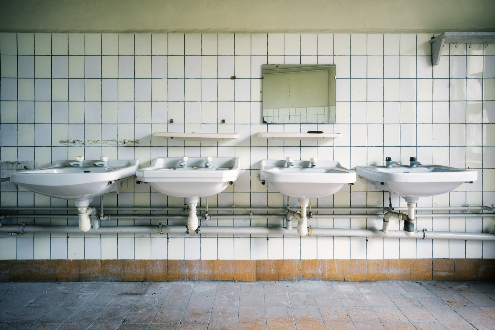 ralph-graef-decaying-bathrooms-photography-07