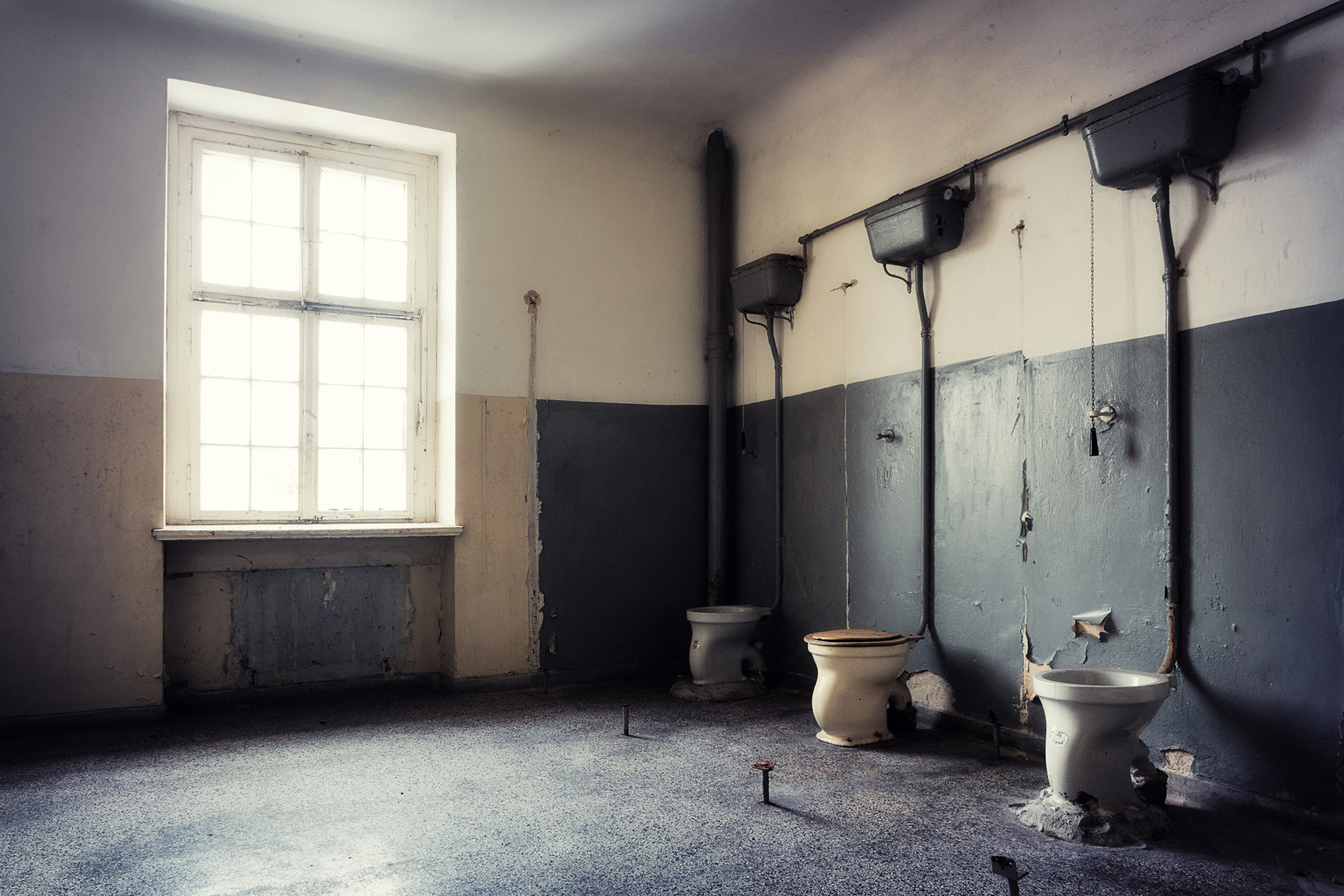ralph-graef-decaying-bathrooms-photography-08