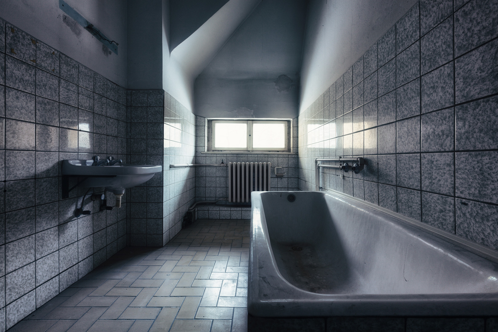ralph-graef-decaying-bathrooms-photography-09