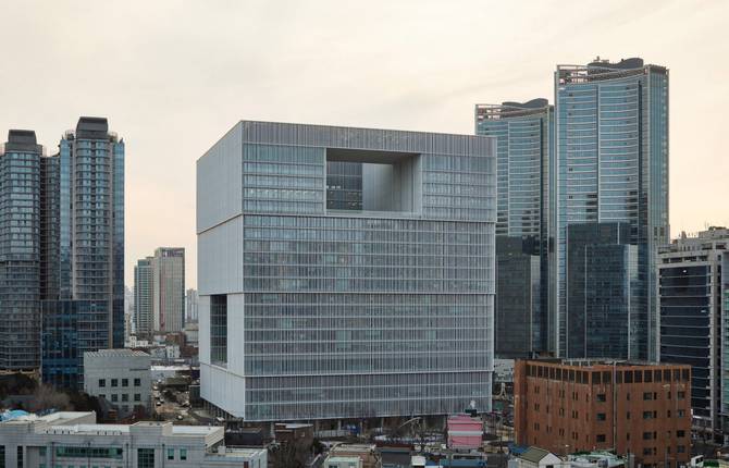 Hanging Garden into the Amorepacific Headquarter