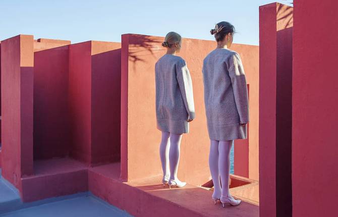 Aesthetic Hide-and-Seek Between Two Strangers