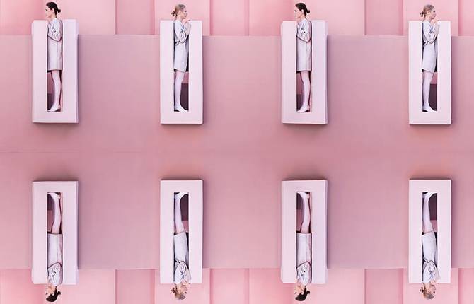 Aesthetic Hide-and-Seek Between Two Strangers