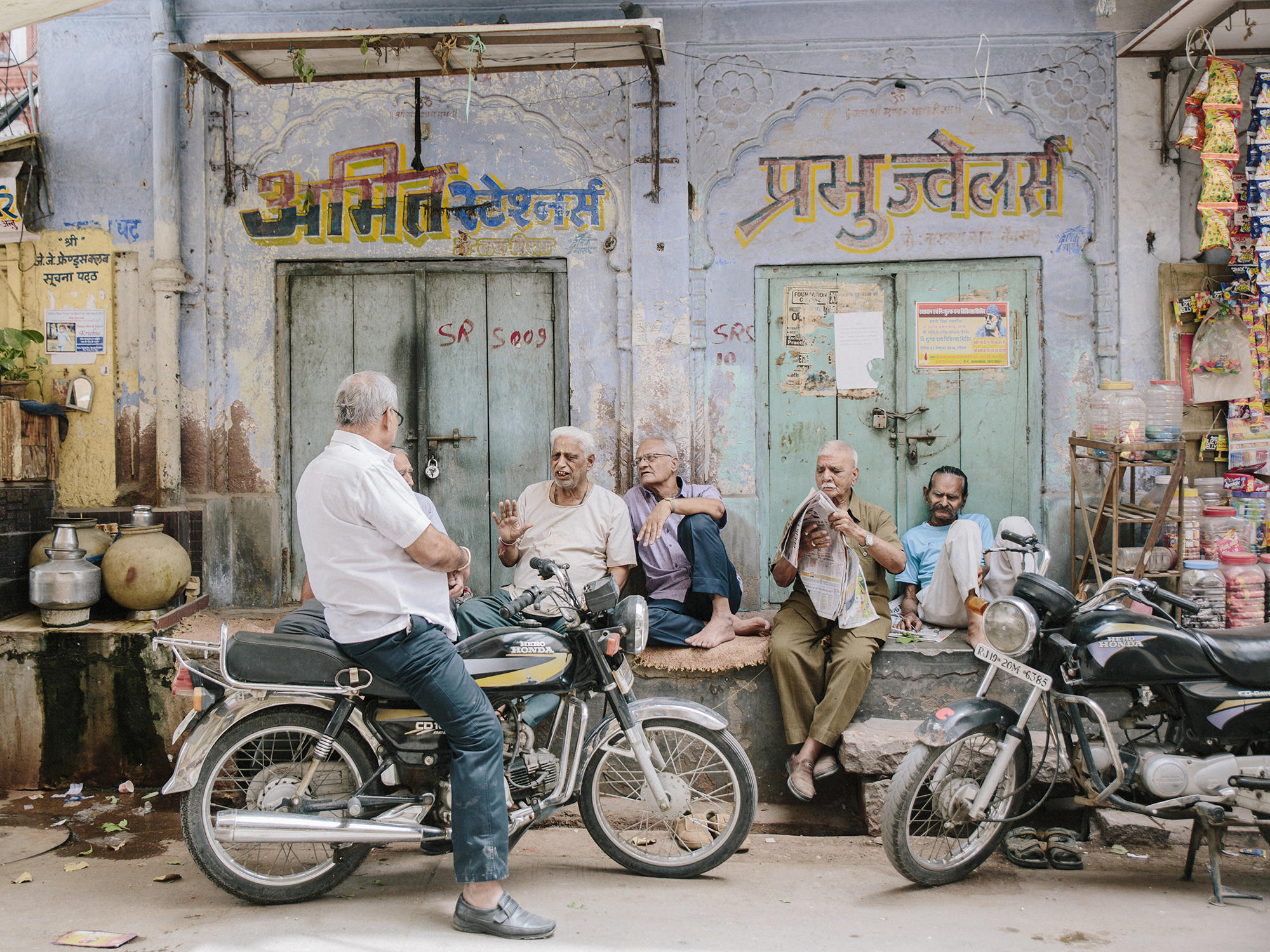 friends gathering in the streets of Jodhpur, India. 2017.