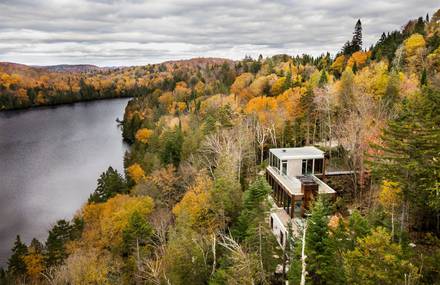 Modern Chalet Into the Canadian Woods