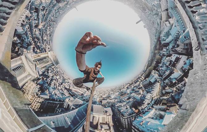 Simon Nogueira Strolling around Parisian Roofs