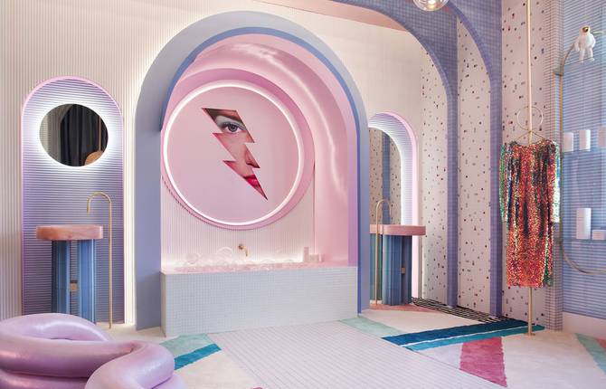 “Wonder Galaxy” a Retro-Futuristic Dressing Room