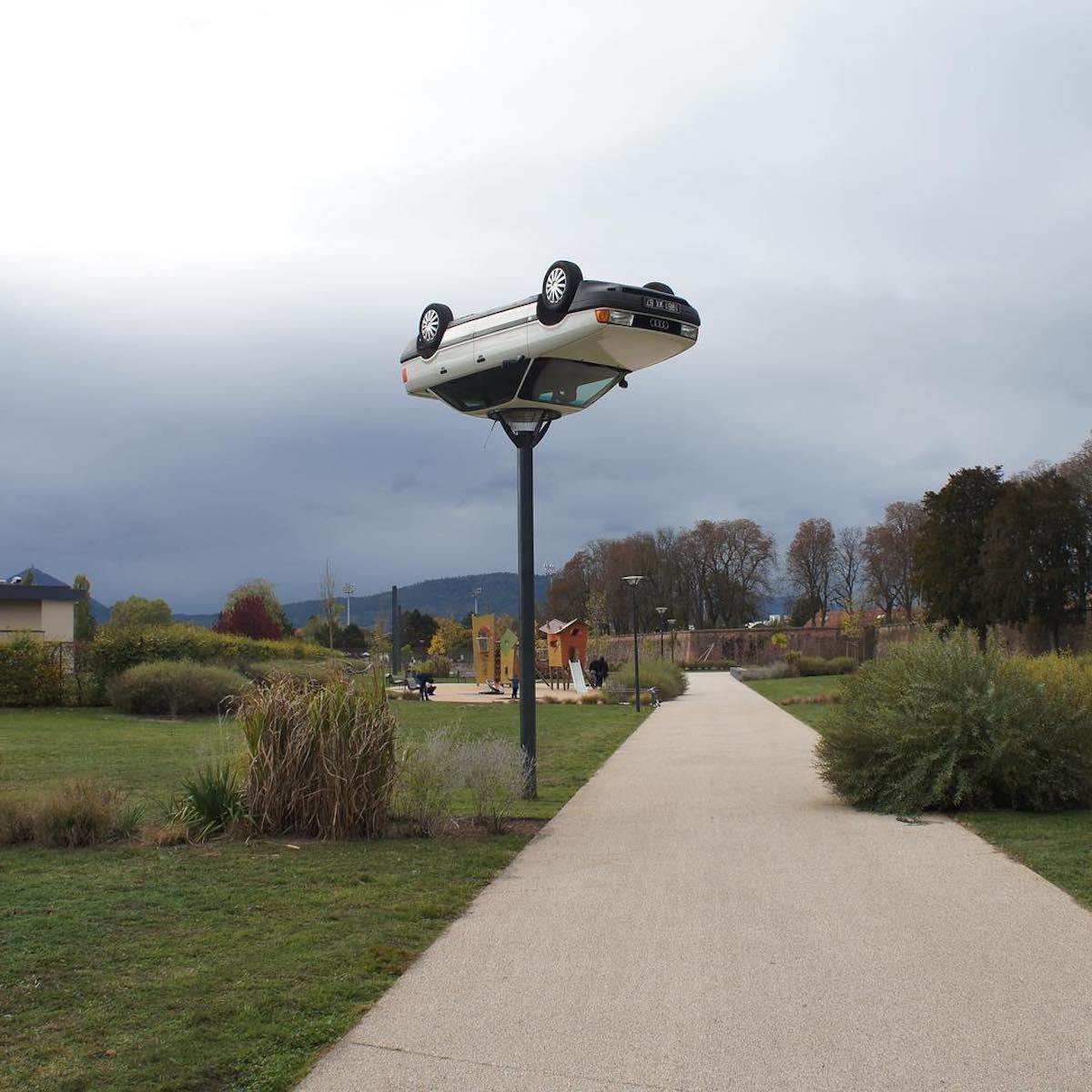 benedetto-bufalino-recycle-voiture-art-installation-insolite-1