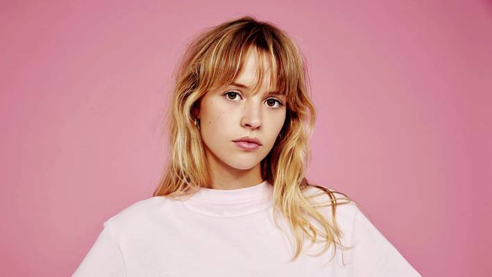 Angèle’s New Clip for the Single « Flou »