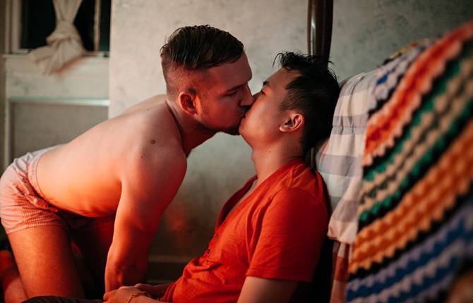 Kissing Couples by Tommy Kha