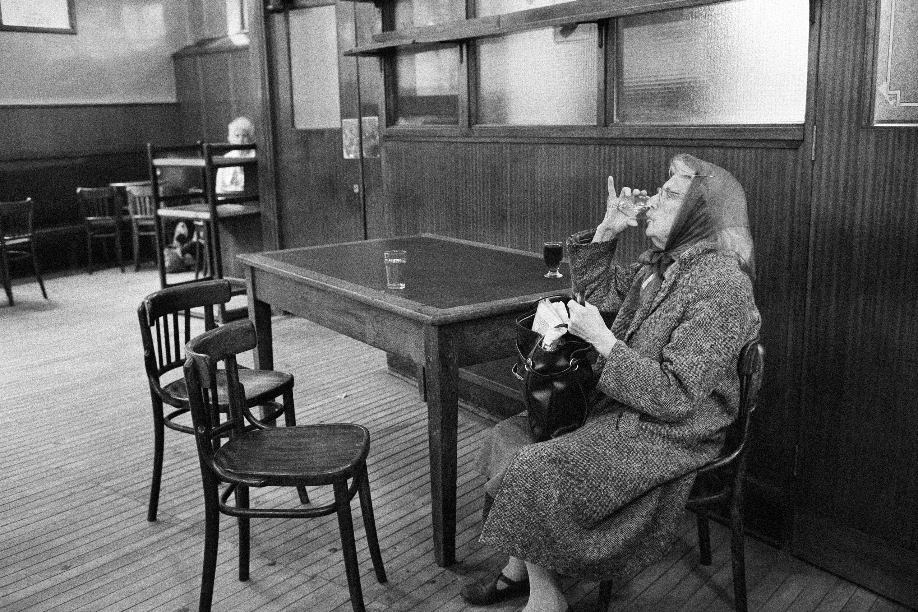 web Yates’s Wine Lodge, Great Charlotte Street, Liverpool, England, 1983 Martin Parr