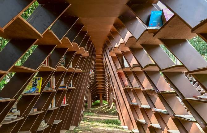 An Amazing Bookcase in the Open Air in India