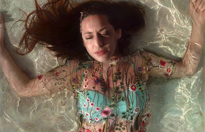 Hypperrealistic Portraits of Submerged Woman