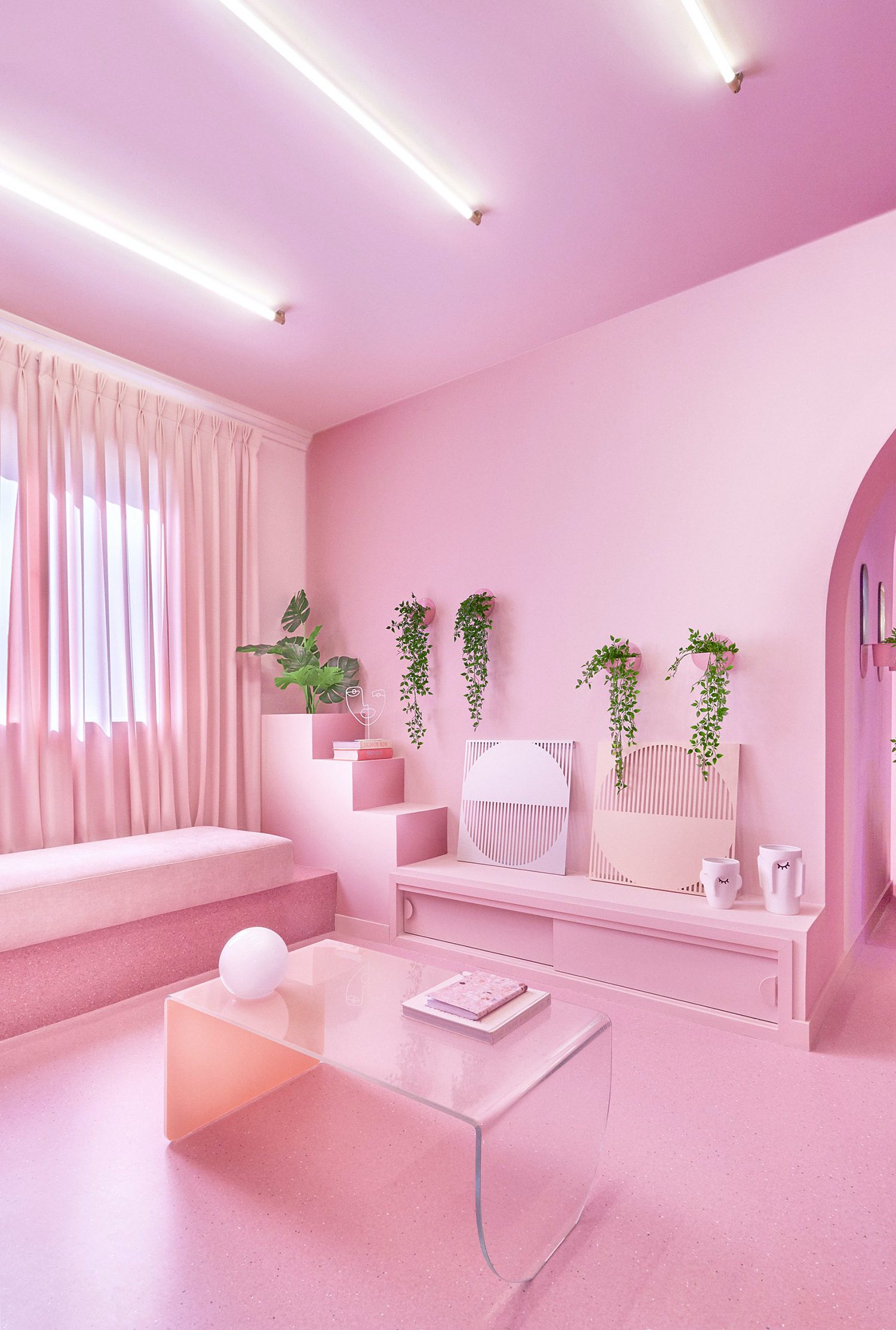 Розовый свет купить. Розовая комната. Интерьер в ореховых тонах. Розовый интерьер. Розовый цвет в интерьере.