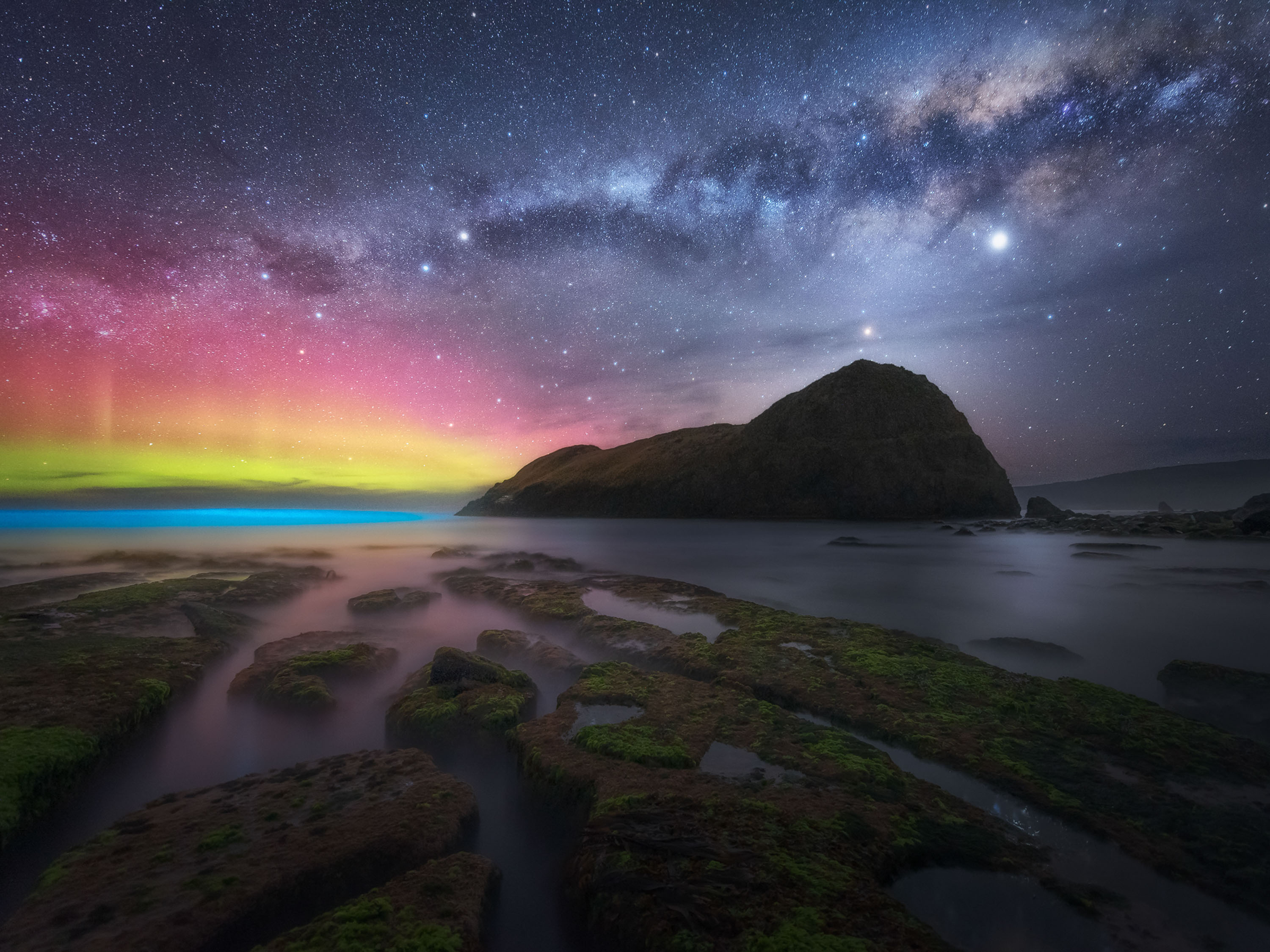 Южный заметить. Южное сияние (Aurora Australis). Южное сияние в новой Зеландии. Северное сияние полярное сияние. Тасмания Южное сияние.