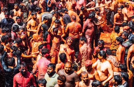 Many People and Colors : a Traditional Game in India