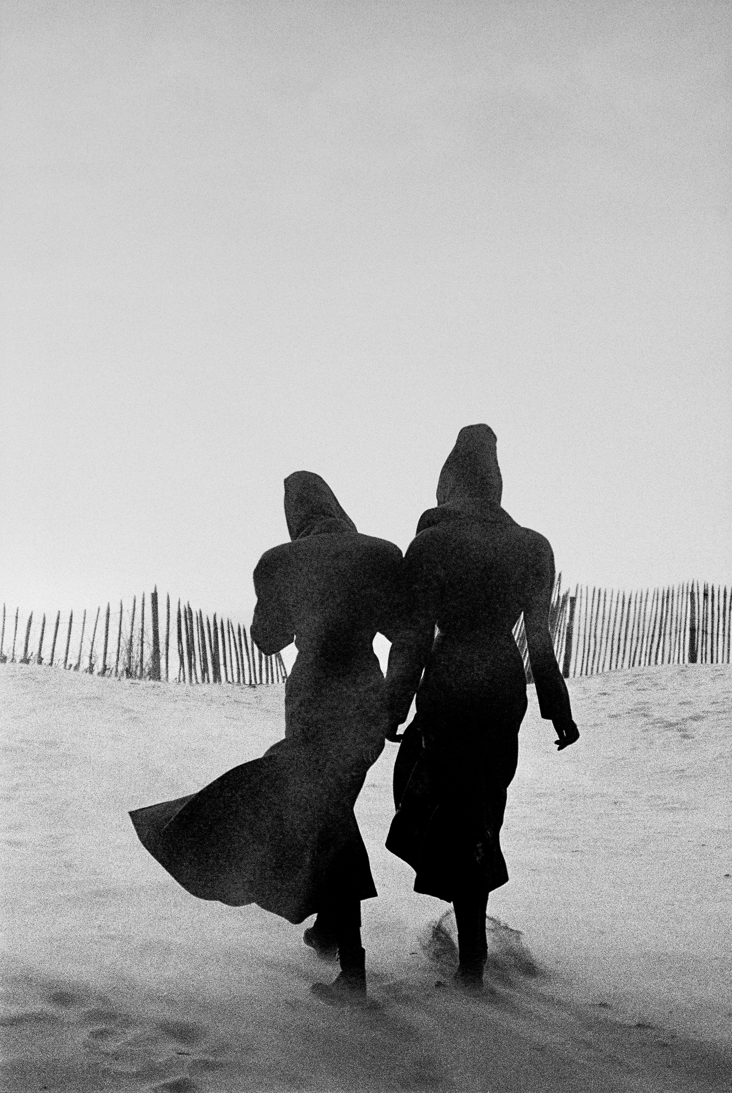 Tatjana Patitz & Linda Spierings, Le Touquet, 1986 @ Peter Lindbergh (Courtesy Peter Lindbergh Foundation, Paris)